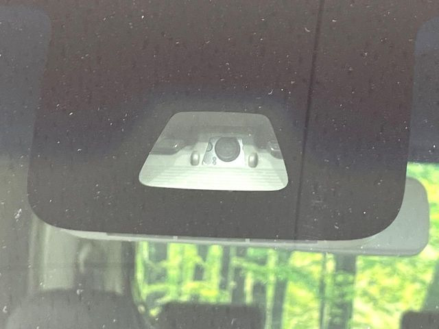 【スマートアシスト】走行中に前方の車両等を認識し、衝突しそうな時は警報とブレーキで衝突回避と被害軽減をアシスト。より安全にドライブをお楽しみいただけます。