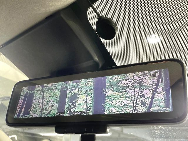 【インテリジェントルームミラー】後席の大きな荷物や同乗者で後方が確認しづらい時でも安心!カメラが撮影した車両後方の映像をルームミラー内に表示。クリアな視界で状況の確認が可能です!