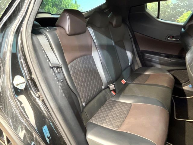 後部座席も気になるようなキズ・汚れやへたり等、大きなダメージはなく、良好な状態です。