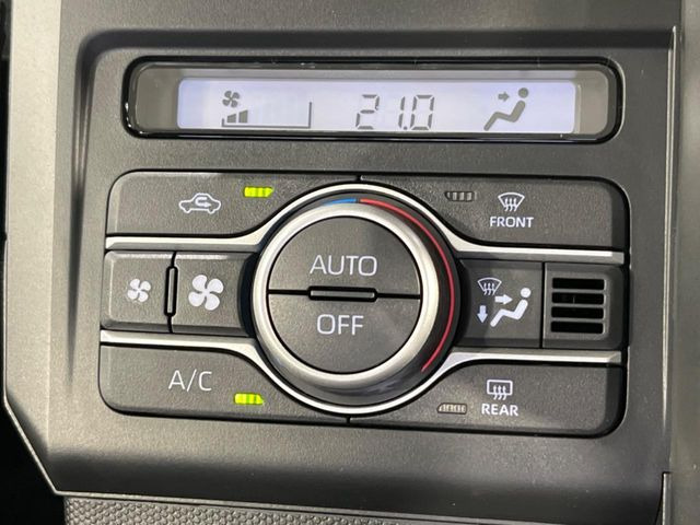 【オートエアコン】一度お好みの温度に設定すれば、車内の温度を検知し風量や温度を自動で調整。暑い&hellip;寒い&hellip;と何度もスイッチ操作をする必要はありません。快適な車内空間には必須の機能ですね♪