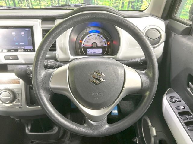 �C���e���A�ɍ��킹���f�U�C���̃X�e�A�����O�́A�^�]�������̂��Ƃ��l���A�^�]���₷���`��A�傫���ł��B�����x�A���ۂɐG���Ă��m���߂��������B