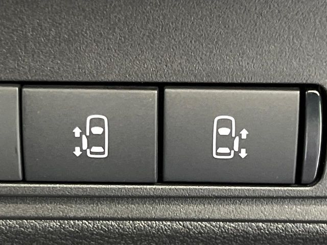 【ハンズフリー機能付き両側パワースライドドア】スライドドアの下に足先を入れてすぐ引くと、自動的にスライドドアが開閉します!荷物で両手がふさがった状態でも、ドアの開閉ができてとっても便利!