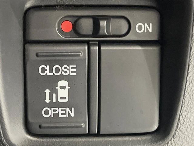 【パワースライドドア】スマートキーや運転席のスイッチでスライドドアの開閉が可能♪電動だから力を入れてドアを開ける必要が無く、小さいお子様でも、重い荷物を持っている時もラクに開け閉めできます♪