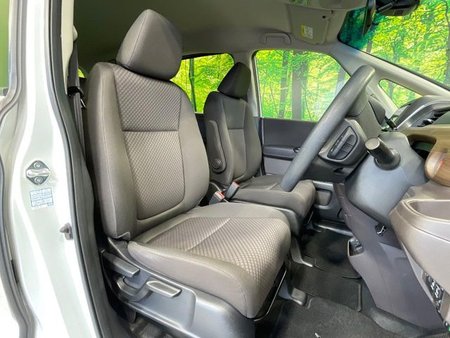 運転席シート廻りは使用感も少なく、良好な状態となっています。丁寧に使われていたことがよくわかりますね。