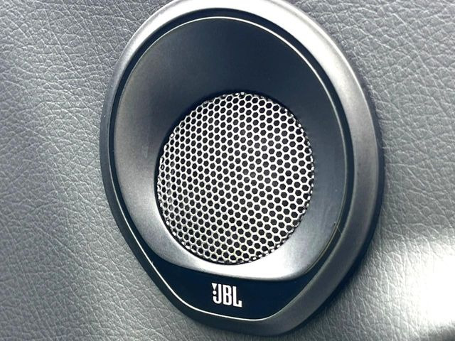 �yJBL�T�E���h�V�X�e���z���[�J�[�I�v�V�����̍��i�ʃT�E���h�V�X�e���𓋍ځB��p�̃`���[�j���O���{���ꂽ�召�l�X�ȃX�s�[�J�[����ǎ��ȃT�E���h���t�ł��A�Տꊴ���ӂ�鉹����Ԃ����o���܂��B