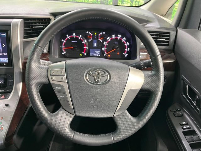 インテリアに合わせたデザインのステアリングは、運転される方のことも考え、運転しやすい形状、大きさです。是非一度、実際に触ってお確かめください。