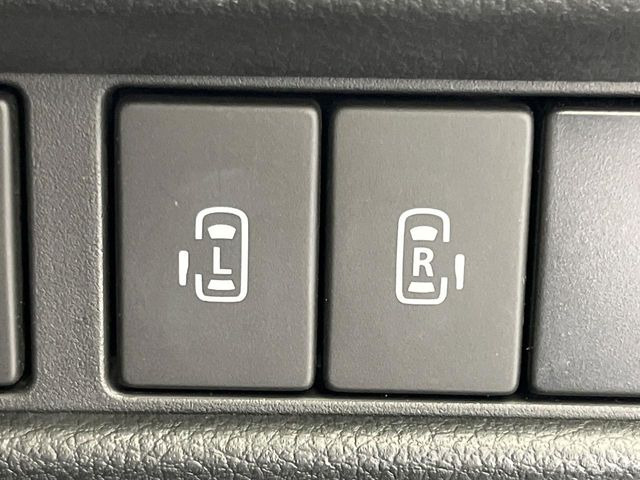 【両側パワースライドドア】スマートキーや運転席のスイッチで後席両側スライドドアの開閉が可能♪電動だから力を入れてドアを開ける必要が無く、小さなお子様でも簡単に開け閉めでき快適です♪
