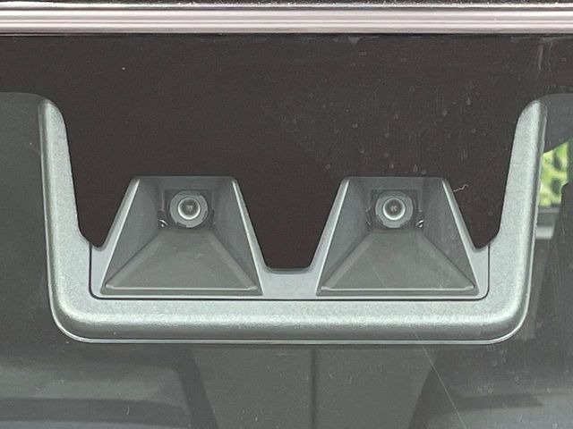 【スマートアシスト】走行中に前方の車両等を認識し、衝突しそうな時は警報とブレーキで衝突回避と被害軽減をアシスト。より安全にドライブをお楽しみいただけます。