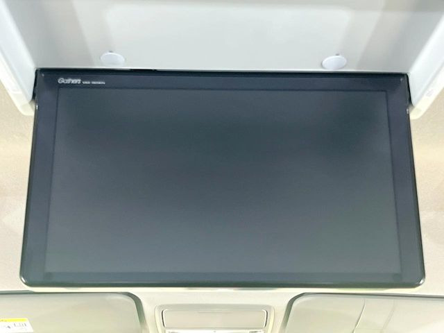 【後席モニター】家族や友人とお出かけする機会が多い方に大人気の後席モニターを装備!見やすい位置に画面がありテレビやDVDの視聴も快適!友達もお子様も、後席にしか乗らなくなるかも??