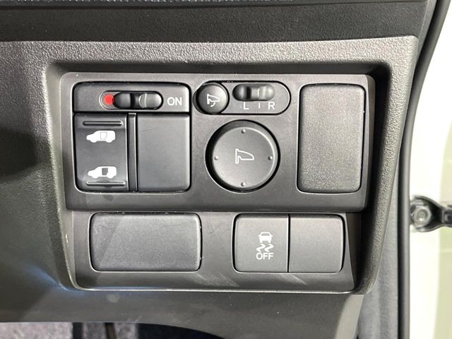 【パワースライドドア】スマートキーや運転席のスイッチでスライドドアの開閉が可能♪電動だから力を入れてドアを開ける必要が無く、小さいお子様でも、重い荷物を持っている時もラクに開け閉めできます♪