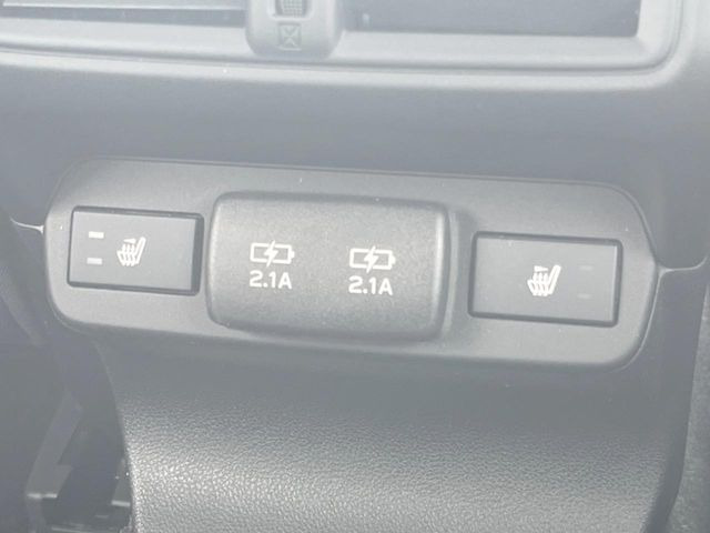 【前席+後席シートヒーター】寒い日に重宝するシートヒーターを後席にも装備!エアコンより早く温まってくれるので寒がりの人も安心ですね♪エアコンの温風は乾燥するから苦手、という方にもをおすすめです。