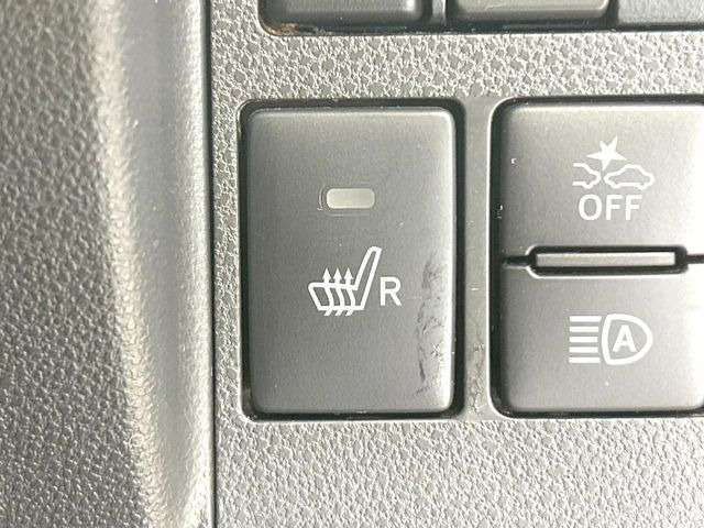 【シートヒーター】寒い日に重宝するシートヒーター!エアコンより早く温まってくれるので寒がりの人も安心ですね♪エアコンの温風は乾燥するから苦手、という方にもをおすすめです。