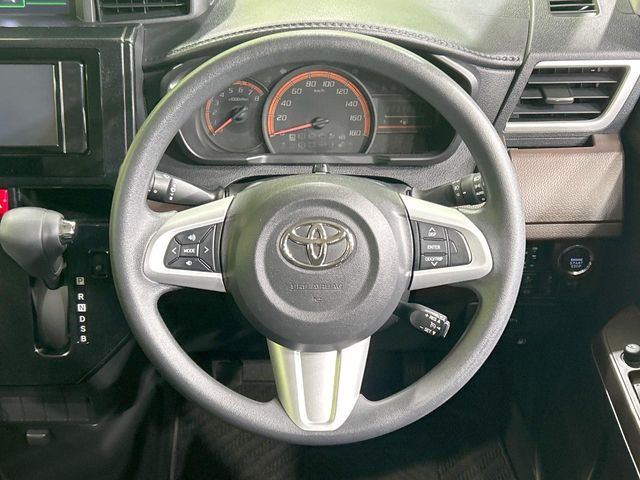 インテリアに合わせたデザインのステアリングは、運転される方のことも考え、運転しやすい形状、大きさです。是非一度、実際に触ってお確かめください。