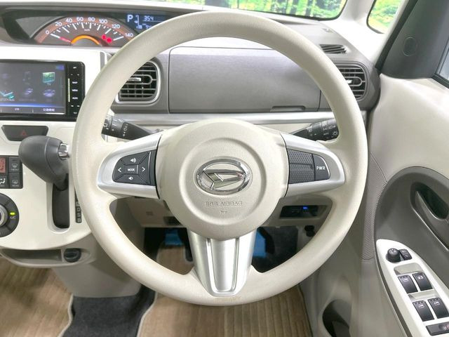 �C���e���A�ɍ��킹���f�U�C���̃X�e�A�����O�́A�^�]�������̂��Ƃ��l���A�^�]���₷���`��A�傫���ł��B�����x�A���ۂɐG���Ă��m���߂��������B