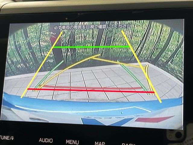 【バックカメラ】駐車時に後方がリアルタイム映像で確認できます。大型商業施設や立体駐車場での駐車時や、夜間のバック時に大活躍!運転スキルに関わらず、今や必須となった装備のひとつです!