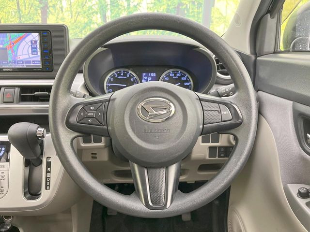 インテリアに合わせたデザインのステアリングは、運転される方のことも考え、運転しやすい形状、大きさです。是非一度、実際に触ってお確かめください。