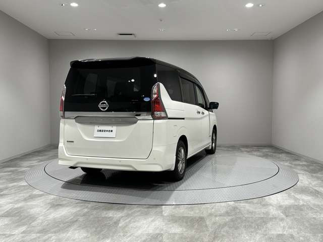 セレナ2.0 XV セカンドスライドアップシート 4WD