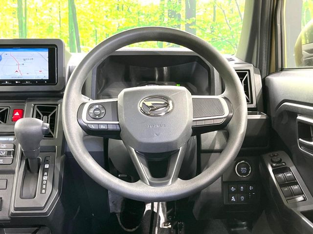 �C���e���A�ɍ��킹���f�U�C���̃X�e�A�����O�́A�^�]�������̂��Ƃ��l���A�^�]���₷���`��A�傫���ł��B�����x�A���ۂɐG���Ă��m���߂��������B