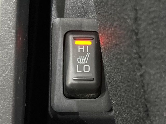 【シートヒーター】寒い日に重宝するシートヒーター!エアコンより早く温まってくれるので寒がりの人も安心ですね♪エアコンの温風は乾燥するから苦手、という方にもをおすすめです。