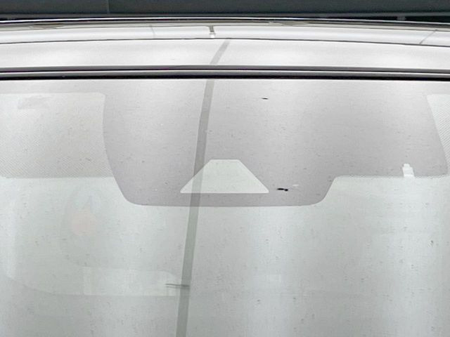 【プリクラッシュセーフティ】前方の車両等を検知し、衝突しそうな時は警報で注意を促し、ブレーキを踏む力をサポート。ブレーキを踏めなかった場合は衝突被害軽減ブレーキが作動、衝突回避をサポートします。