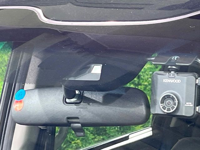 【ホンダセンシング】走行中に前方の車両等を認識し、衝突しそうな時は警報とブレーキで衝突回避と被害軽減をアシスト。より安全にドライブをお楽しみいただけます。
