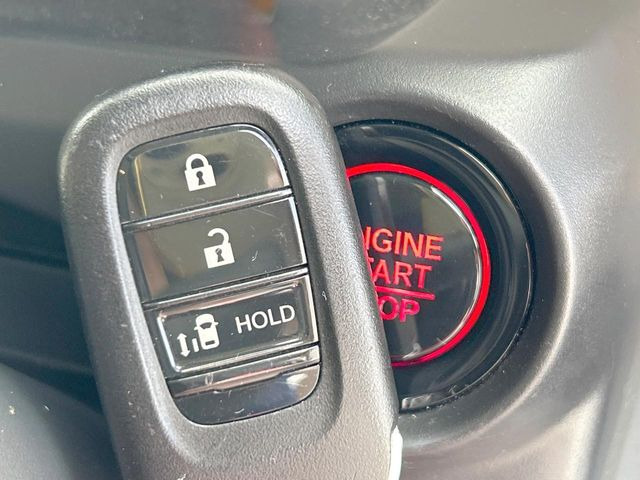 �yHonda�X�}�[�g�L�[�z�J�o����|�P�b�g�ɓ��ꂽ�܂܂ł��h�A�̎{���E�������\�ȃX�}�[�g�L�[�𑕔��B�G���W���̃I���E�I�t�����J�M�����o���K�v����������Ƃ��Ă��֗��ł���