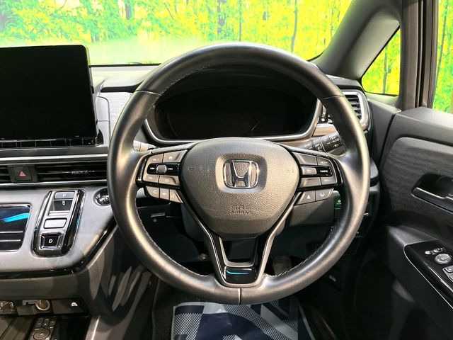 【純正革巻きステアリング】上質な革を使用することで、手にしっかり馴染みとても運転しやすいハンドルです♪