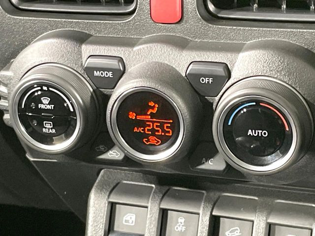 【オートエアコン】一度お好みの温度に設定すれば、車内の温度を検知し風量や温度を自動で調整。暑い&hellip;寒い&hellip;と何度もスイッチ操作をする必要はありません。快適な車内空間には必須の機能ですね♪