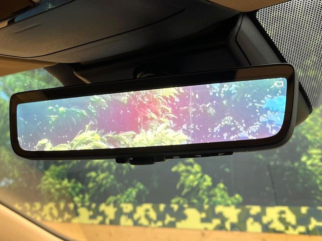 【デジタルインナーミラー】後席の大きな荷物や同乗者で後方が確認しづらい時でも安心!カメラが撮影した車両後方の映像をルームミラー内に表示。クリアな視界で状況の確認が可能です!