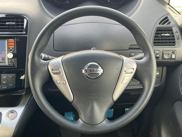 �C���e���A�ɍ��킹���f�U�C���̃X�e�A�����O�́A�^�]�������̂��Ƃ��l���A�^�]���₷���`��A�傫���ł��B�����x�A���ۂɐG���Ă��m���߂��������B