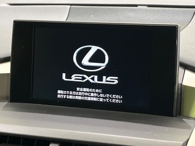 【メーカー純正8型ナビ】インテリアに溶け込むスタイリッシュな「専用設計」メーカーナビを装備♪視認性や操作性など基本性能にも優れ、より上質なカーライフをお楽しみいただけます。