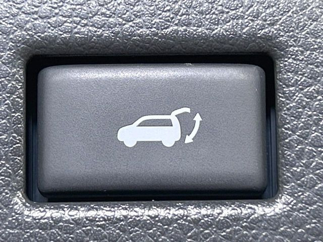 【パワーバックドア】スマートキーや運転席のボタンを押すだけでリアゲートが自動で開閉します!荷物を持っている時や、高い位置にあるバックドアを閉める際に便利な機能です♪