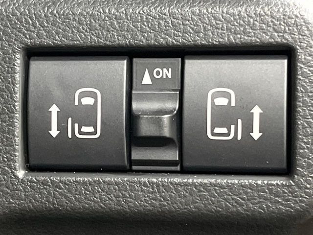 【両側パワースライドドア】スマートキーや運転席のスイッチで後席両側スライドドアの開閉が可能♪電動だから力を入れてドアを開ける必要が無く、小さなお子様でも簡単に開け閉めでき快適です♪