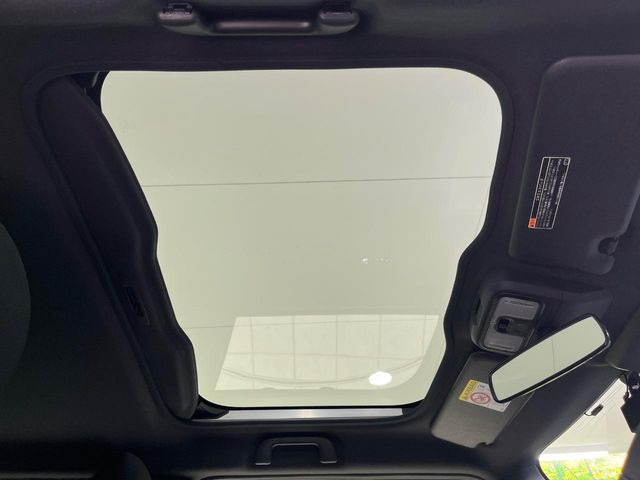 【ガラスルーフ】ガラスルーフ搭載で車内の解放感が一気にアップ!開放的なドライブをお楽しみいただけます。