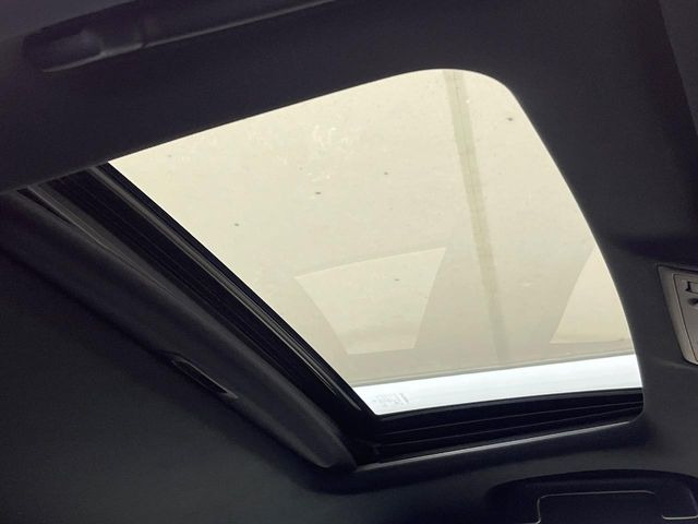 【サンルーフ】開放感たっぷりの希少装備、サンルーフが装着されています!車内に明かりを取り入れたり景色を楽しむ以外にも、車内の空気も簡単に換気できて快適です!