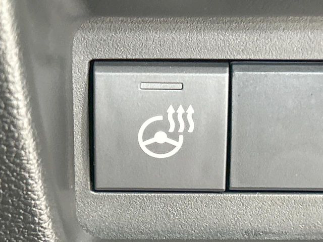 【ステアリングヒーター】冬場に冷たくなりやすい革巻きステアリングを、スイッチ一つで素早く適温に!エアコンよりも早く温まってくれるので、寒い日の運転も快適になりますね♪