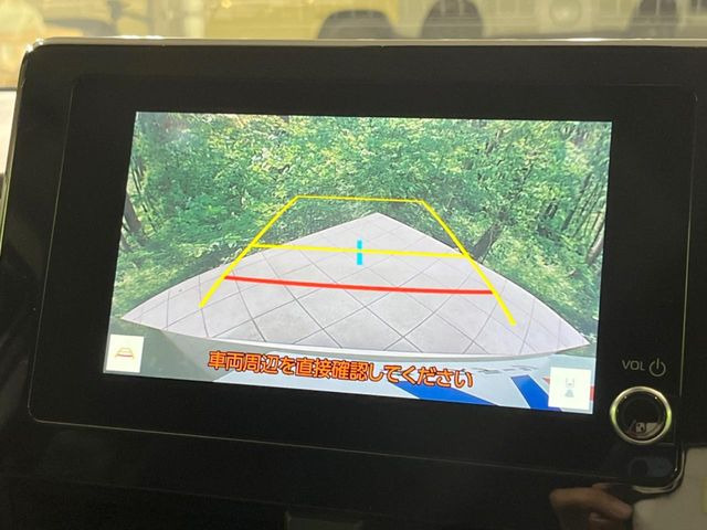 【バックカメラ】駐車時に後方がリアルタイム映像で確認できます。大型商業施設や立体駐車場での駐車時や、夜間のバック時に大活躍!運転スキルに関わらず、今や必須となった装備のひとつです!
