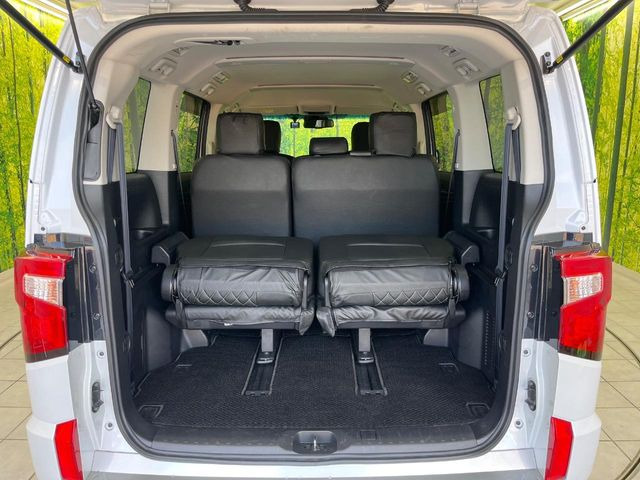 普段のお買い物や通勤、送迎等に十分な荷室スペースを確保しております。セカンドシートを倒すと、大きな荷物の積載も可能です♪