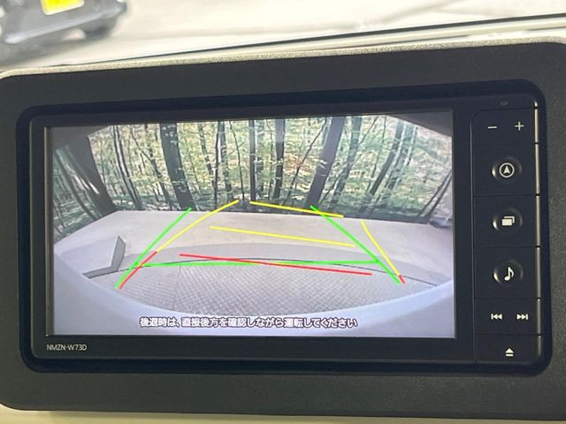【バックカメラ】駐車時に後方がリアルタイム映像で確認できます。大型商業施設や立体駐車場での駐車時や、夜間のバック時に大活躍!運転スキルに関わらず、今や必須となった装備のひとつです!