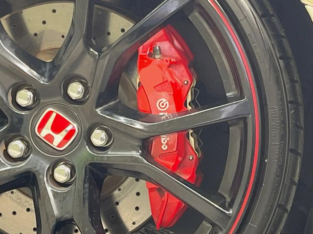 【ブレンボ製キャリパー】ハイパワー車両には強力なブレーキが必須!世界のスーパーカーにも採用されるイタリアの高級メーカー「ブレンボ」を装着!色鮮やかなキャリパーがスポーティな印象を引き立てます♪