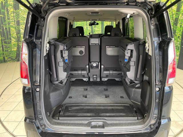 後席を格納すると、これだけの広さが!シーンに合わせたシートアレンジで、大きな荷物も積むことが出来ます♪