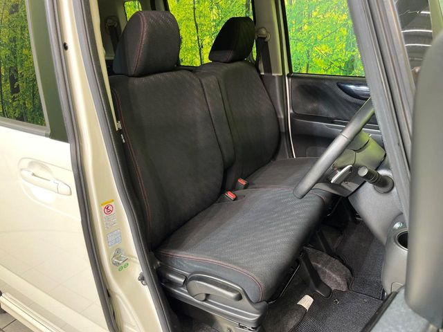 運転席まわりには十分なスペースがあり、大柄な方でもゆったり運転していただける環境です。