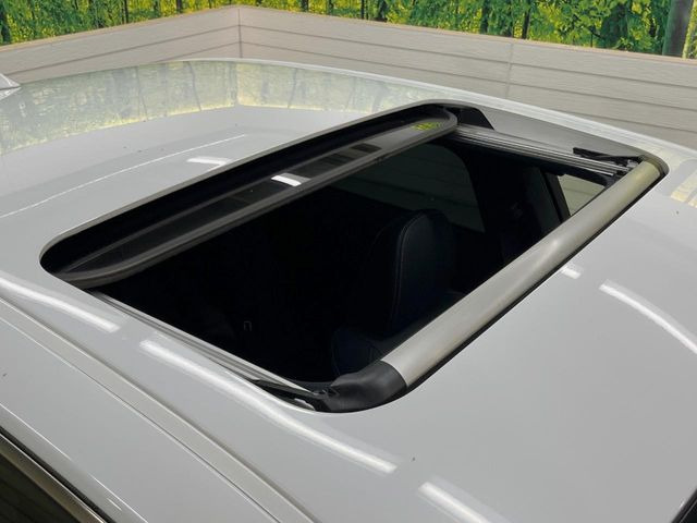 【サンルーフ】開放感たっぷりの希少装備、サンルーフが装着されています!車内に明かりを取り入れたり景色を楽しむ以外にも、車内の空気も簡単に換気できて快適です!