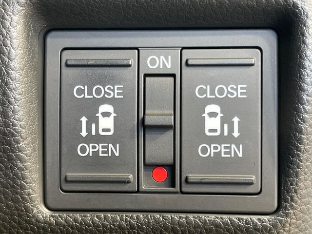 【両側パワースライドドア】スマートキーや運転席のスイッチで後席両側スライドドアの開閉が可能♪電動だから力を入れてドアを開ける必要が無く、小さなお子様でも簡単に開け閉めでき快適です♪