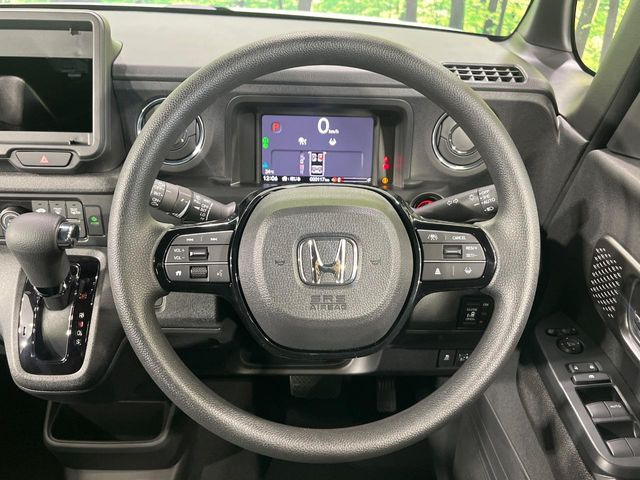 インテリアに合わせたデザインのステアリングは、運転される方のことも考え、運転しやすい形状、大きさです。是非一度、実際に触ってお確かめください。