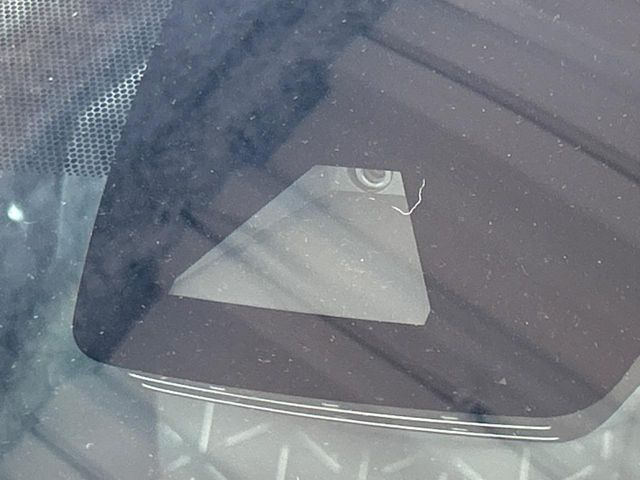 【トヨタセーフティセンス】走行中に前方の車両等を認識し、衝突しそうな時は警報とブレーキで衝突回避と被害軽減をアシスト。より安全にドライブをお楽しみいただけます。