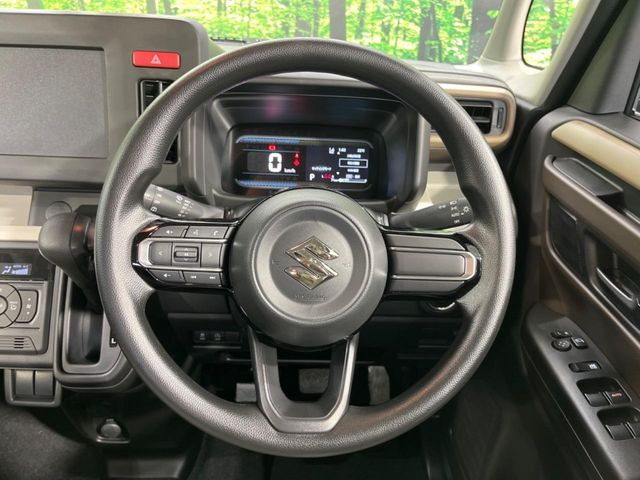 インテリアに合わせたデザインのステアリングは、運転される方のことも考え、運転しやすい形状、大きさです。是非一度、実際に触ってお確かめください。