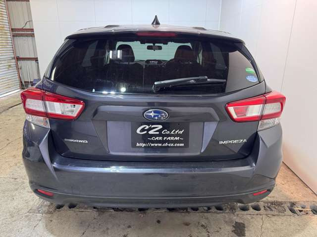 【リア正面】左右に大きく配置されたテールランプと「IMPREZA」「AWD」エンブレムを確認できます。後方からも安定感のあるデザインです。