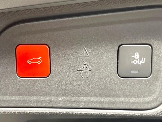 ●電動リアゲート:ワンタッチでリアゲートの開閉ができ、荷物などで両手が塞がっている状態でも簡単に開閉ができる便利機能です。