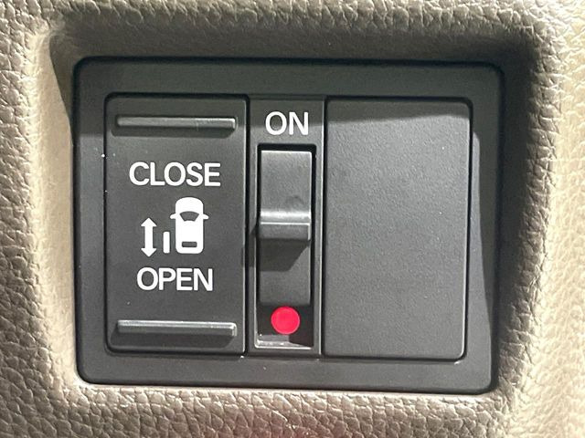【パワースライドドア】スマートキーや運転席のスイッチでスライドドアの開閉が可能♪電動だから力を入れてドアを開ける必要が無く、小さいお子様でも、重い荷物を持っている時もラクに開け閉めできます♪